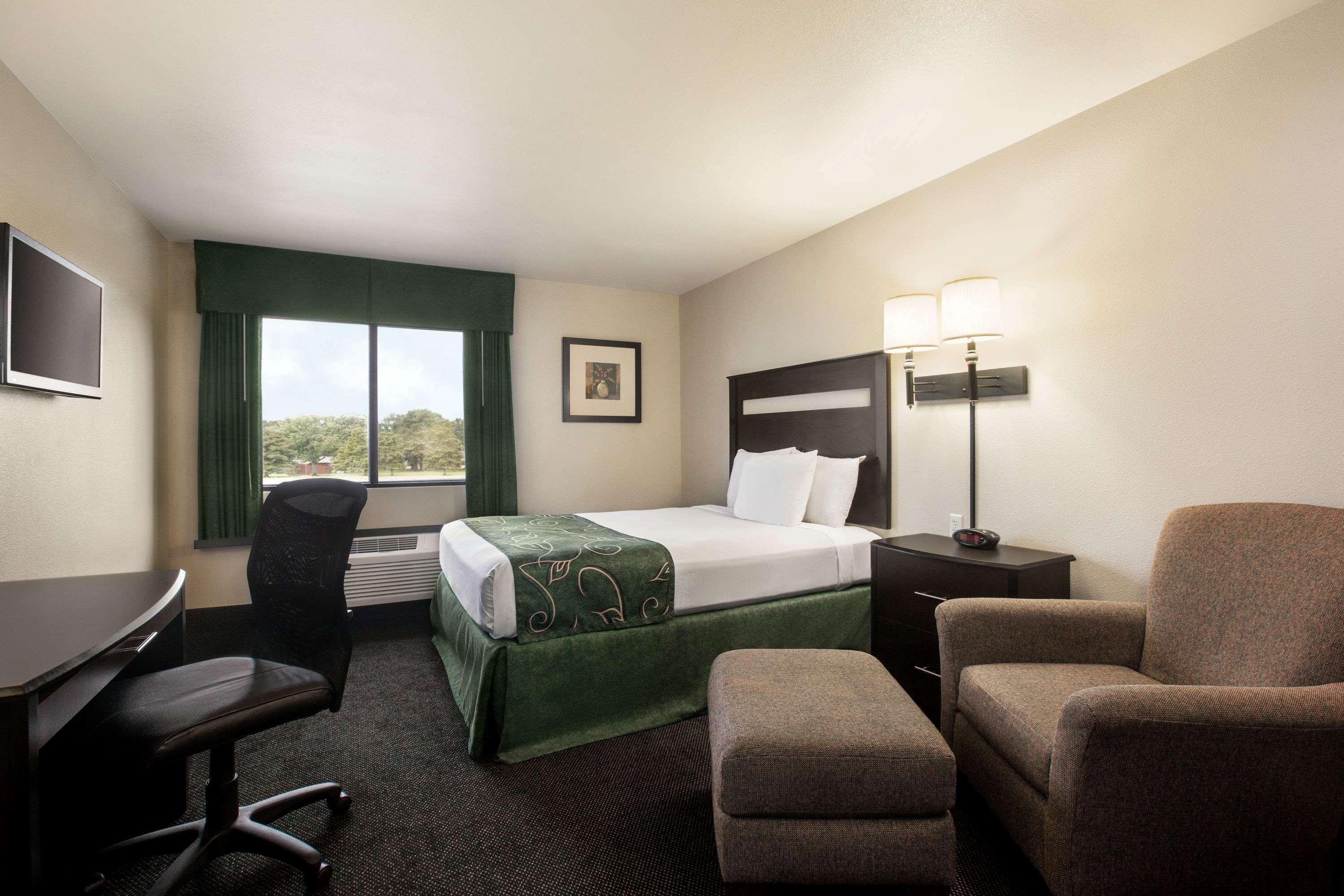 Travelodge By Wyndham Livonia Экстерьер фото