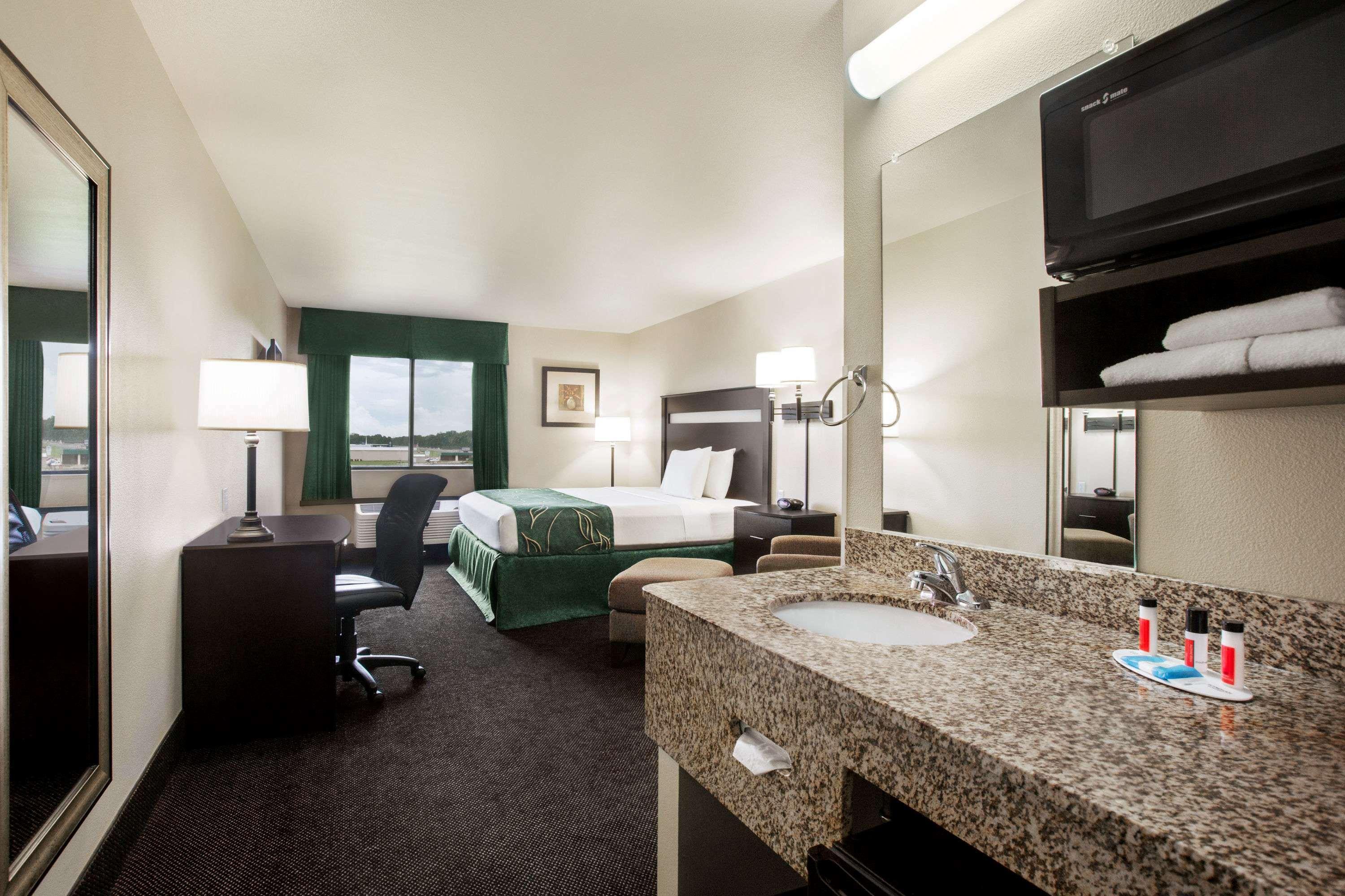 Travelodge By Wyndham Livonia Экстерьер фото