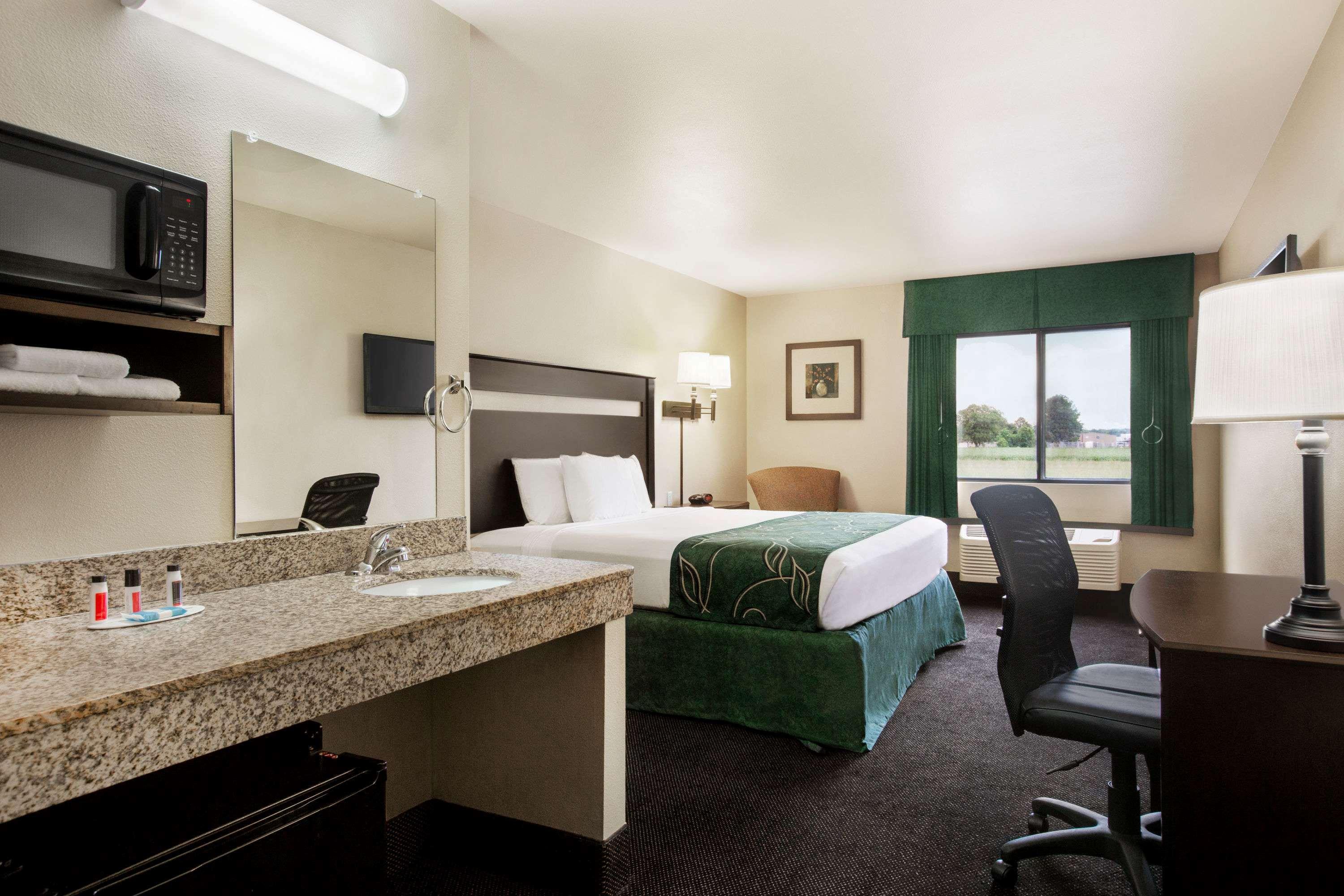 Travelodge By Wyndham Livonia Экстерьер фото