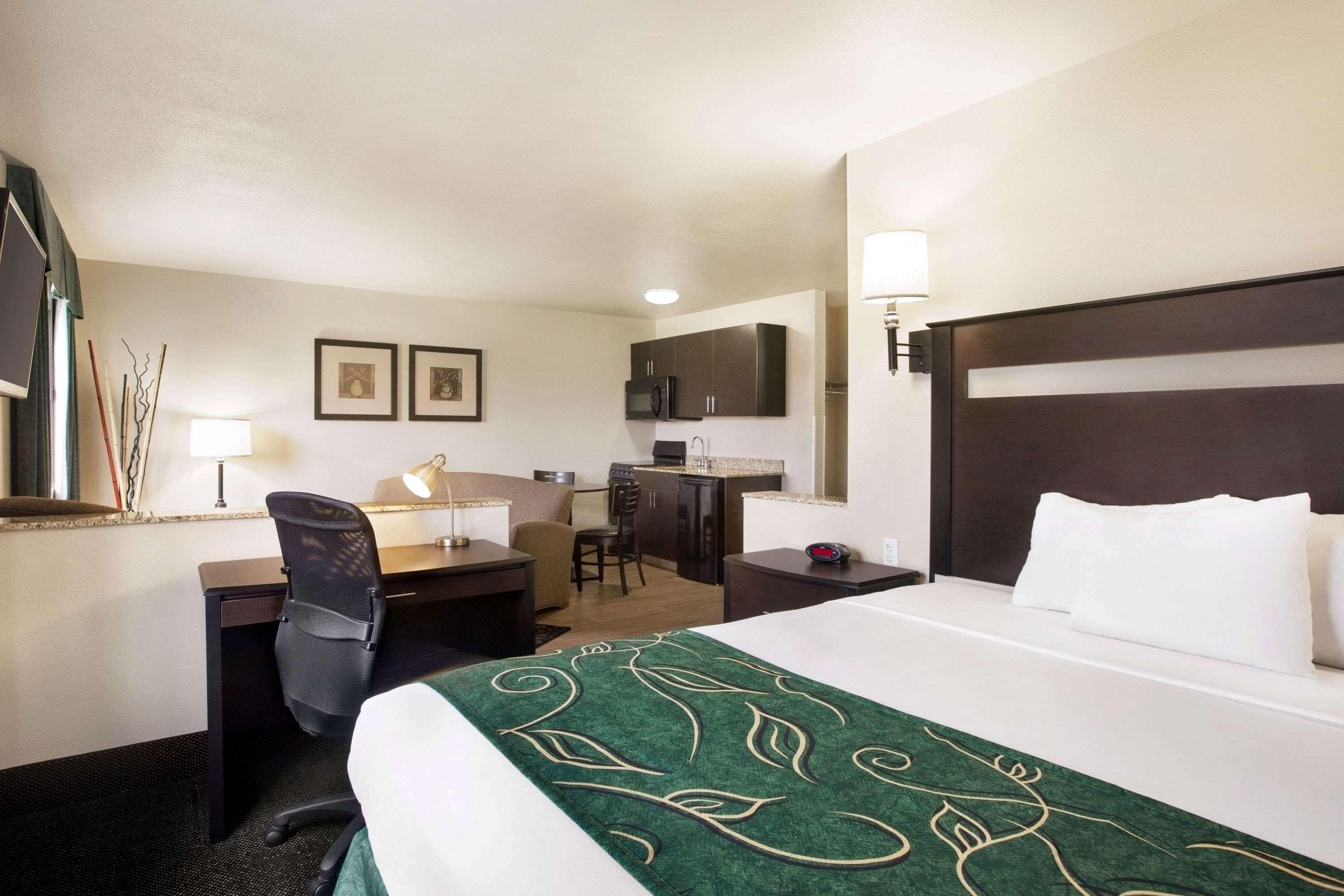 Travelodge By Wyndham Livonia Экстерьер фото