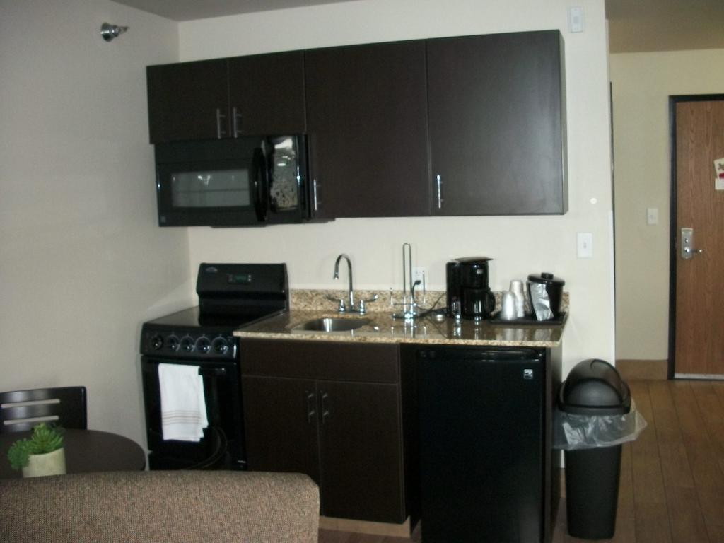 Travelodge By Wyndham Livonia Экстерьер фото