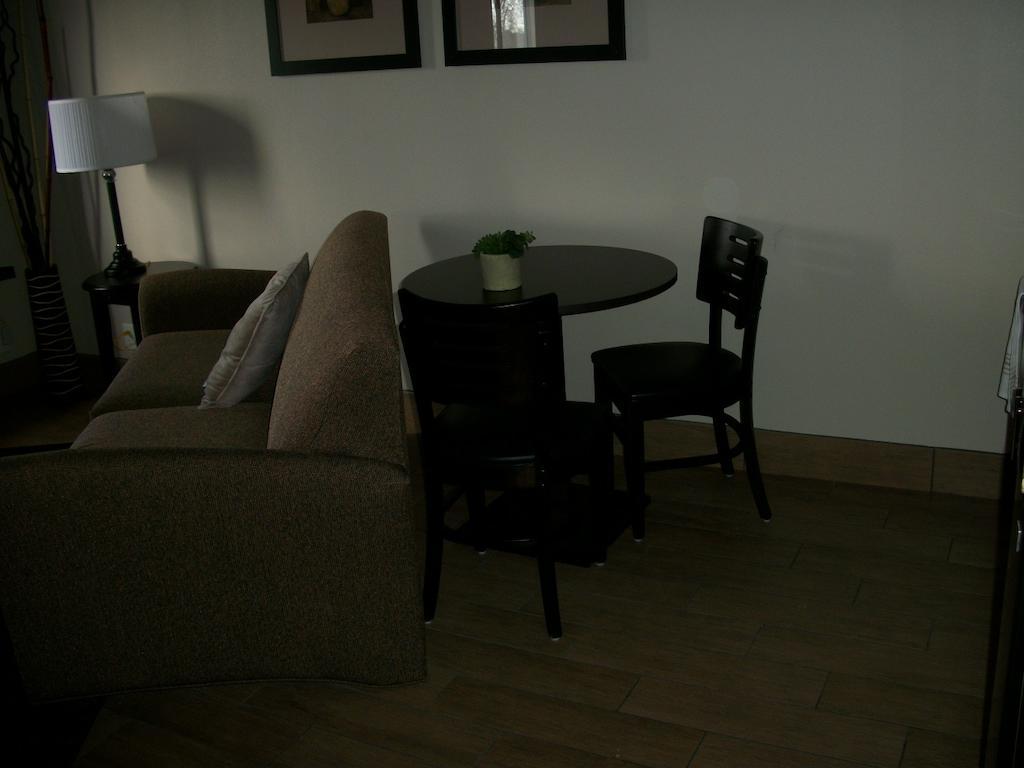 Travelodge By Wyndham Livonia Экстерьер фото