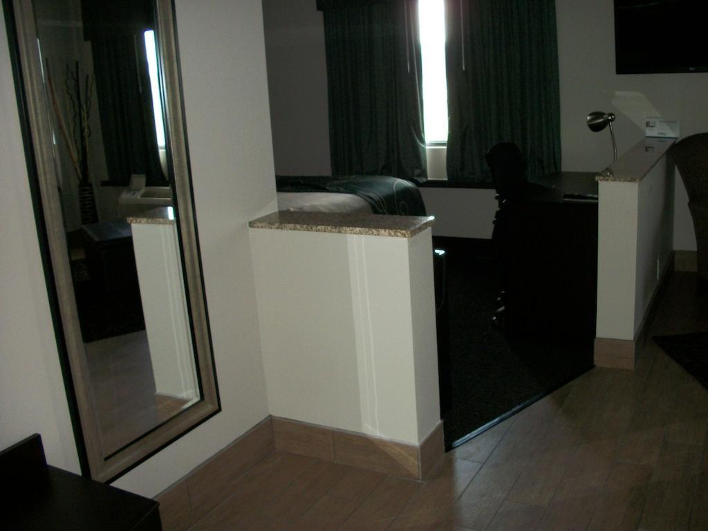 Travelodge By Wyndham Livonia Экстерьер фото