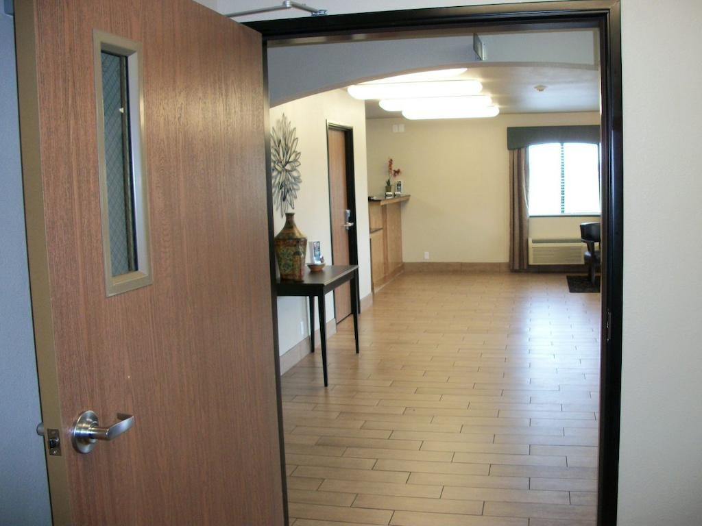 Travelodge By Wyndham Livonia Экстерьер фото