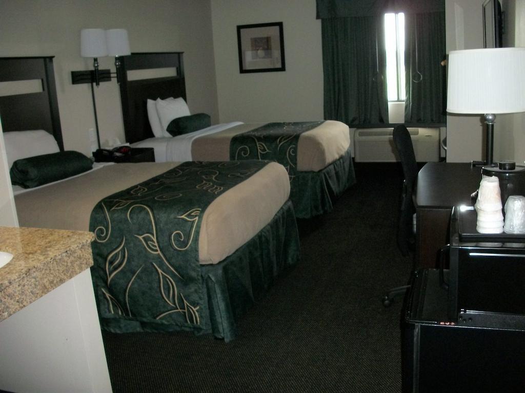 Travelodge By Wyndham Livonia Экстерьер фото