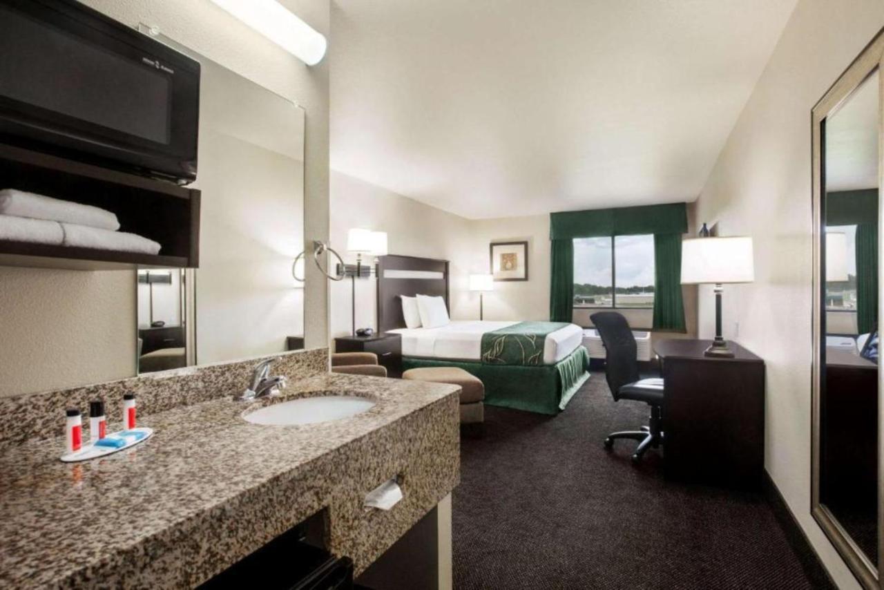 Travelodge By Wyndham Livonia Экстерьер фото