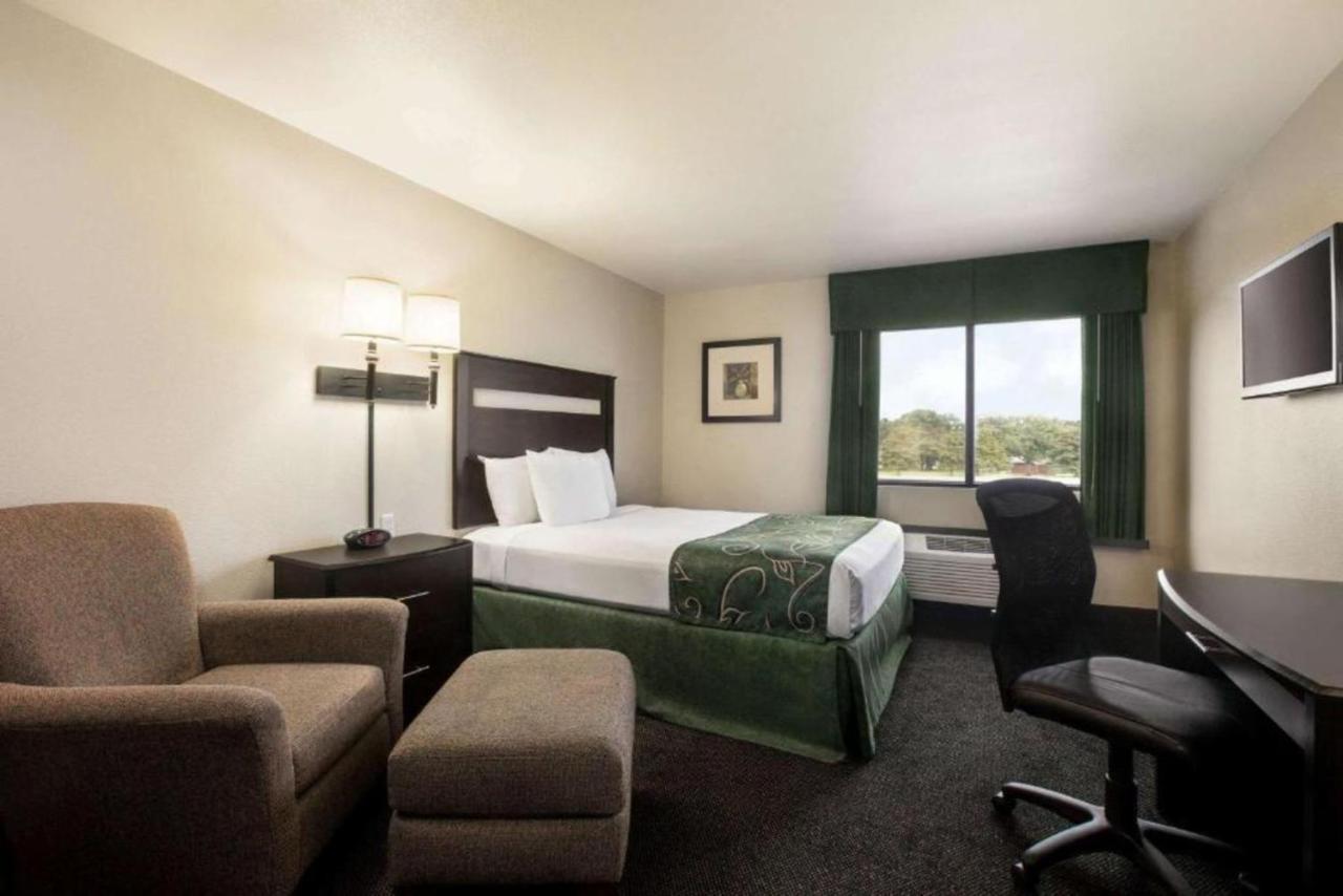 Travelodge By Wyndham Livonia Экстерьер фото