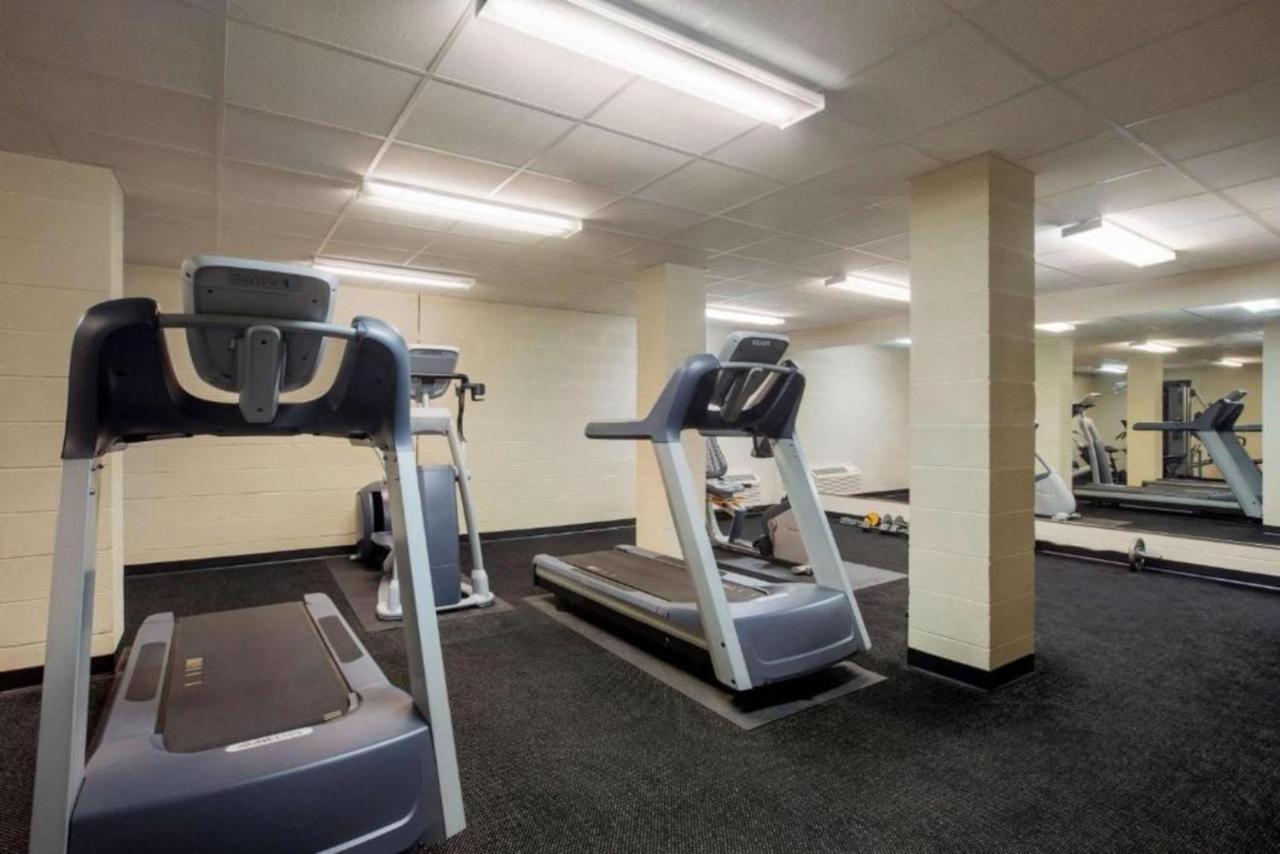 Travelodge By Wyndham Livonia Экстерьер фото